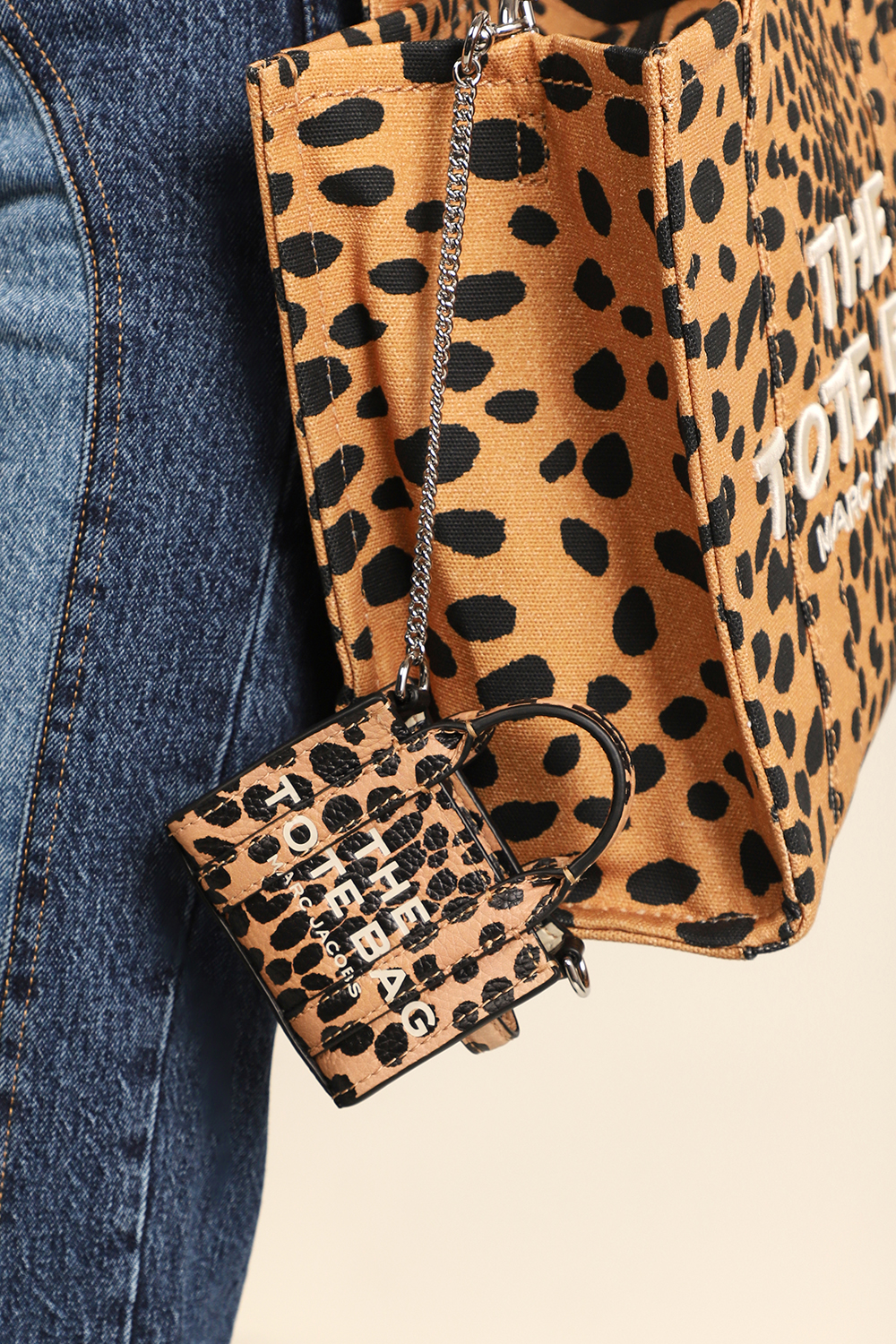 תמונת כל הלוק של צ'ארם תיק טוט נאנו MARC JACOBS